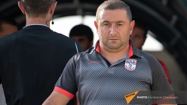 Главный тренер ФК Арарат Вардан Бичахчян перед началом футбольного матча 4 тура АПЛ Vbet против ФК Севан (19 августа 2021). Еревaн - Sputnik Армения