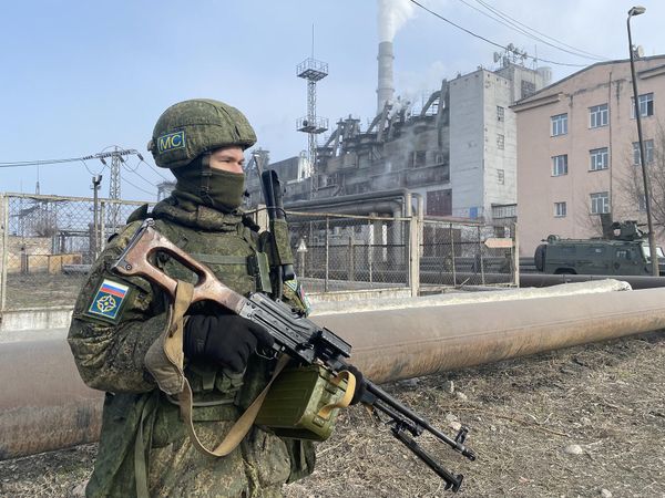 Военнослужащий из состава российского контингента МС ОДКБ на охране территории Алматинской ТЭЦ-3. - Sputnik Армения