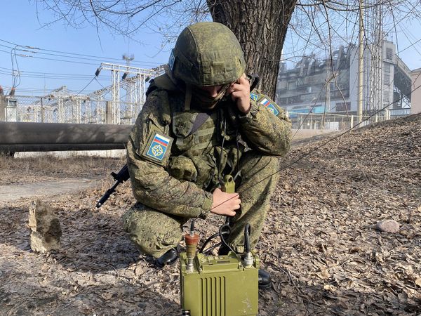 Специалист по специальным средствам связи из состава российского контингента миротворческих сил ОДКБ на охране территории ТЭЦ-3 в Алмате. - Sputnik Армения
