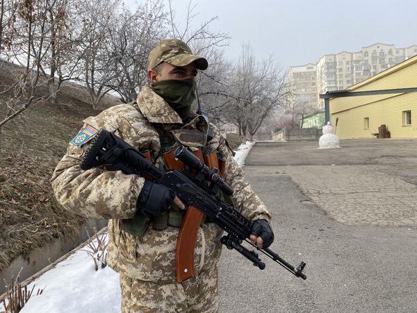 В составе контингента миротворческих сил ОДКБ в Казахстан направлено 100 военных из Армении. Армянский военнослужащий у насосной станции "Дружба" в Алматы. - Sputnik Армения