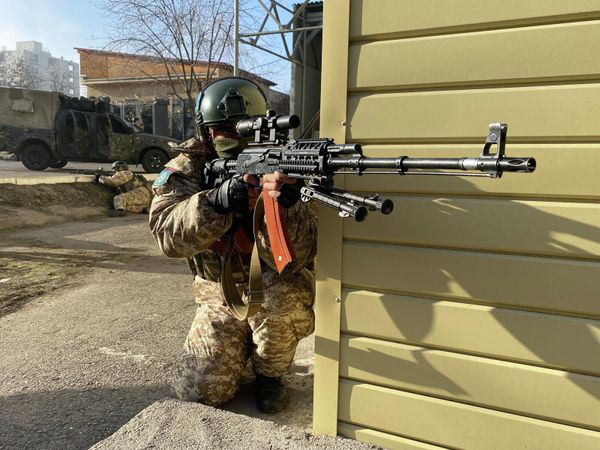 Военнослужащий Армении из состава контингента МС ОДКБ охраняет территорию насосной станции "Дружба" в Алматы. - Sputnik Армения