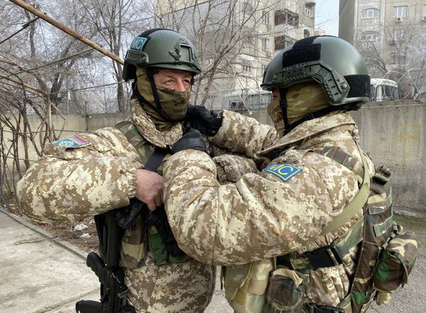 Армянские военнослужащие из состава контингента миротворческих сил ОДКБ на охране территории насосной станции "Дружба" в Алматы. - Sputnik Армения