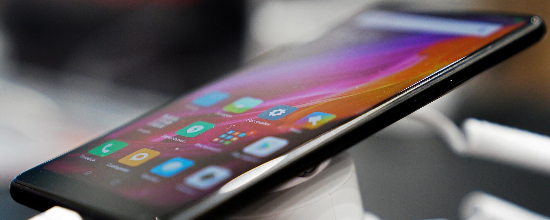 Смартфон, представленный в магазине Xiaomi  - Sputnik Армения, 1920, 12.01.2023