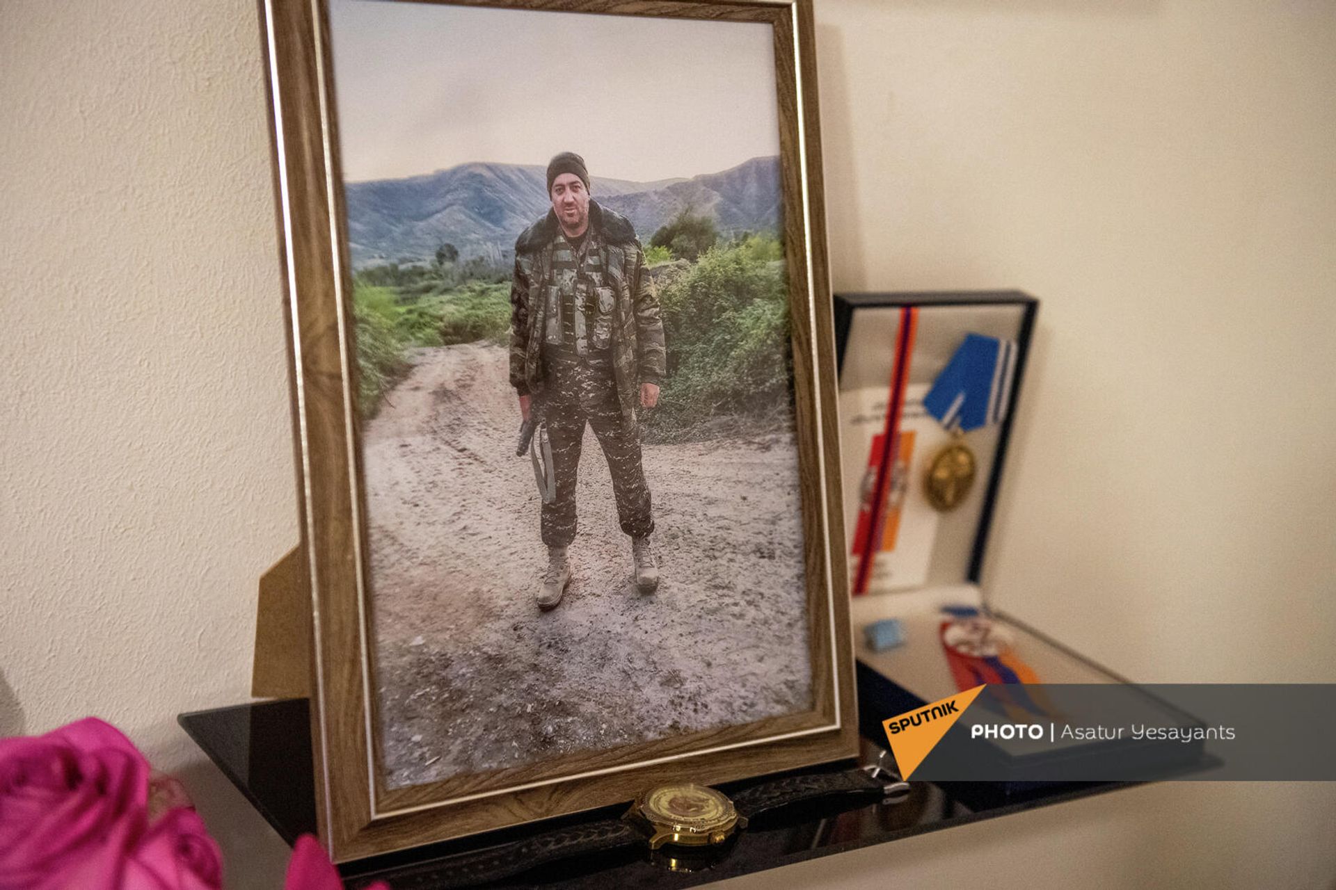 Военная фотография, личные вещи и медали национального героя РА, полковника Ваагна Асатряна Военная фотография, личные вещи и медали национального героя РА, полковника Ваагна Асатряна - Sputnik Армения, 1920, 14.01.2022
