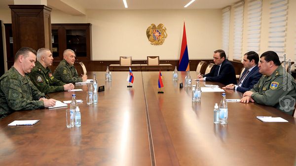 Министр обороны Сурен Папикян принял заместителя командующего войсками ЮВО РФ генерал-лейтенанта Рустама Мурадова и новоназначенного командующего Миротворческими силами РФ в Карабахе генерал-майора Андрея Волкова (13 января 2022). Еревaн - Sputnik Армения