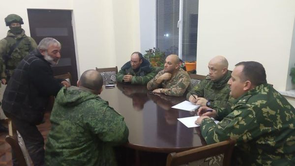 Задержанный азербайджанскими ВС гражданин Армении Сурик Мативасян (слева) - Sputnik Армения