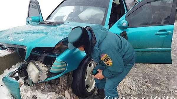 Спасатель МЧС Армении на месте ДТП (14 января 2022). Джермук - Sputnik Армения