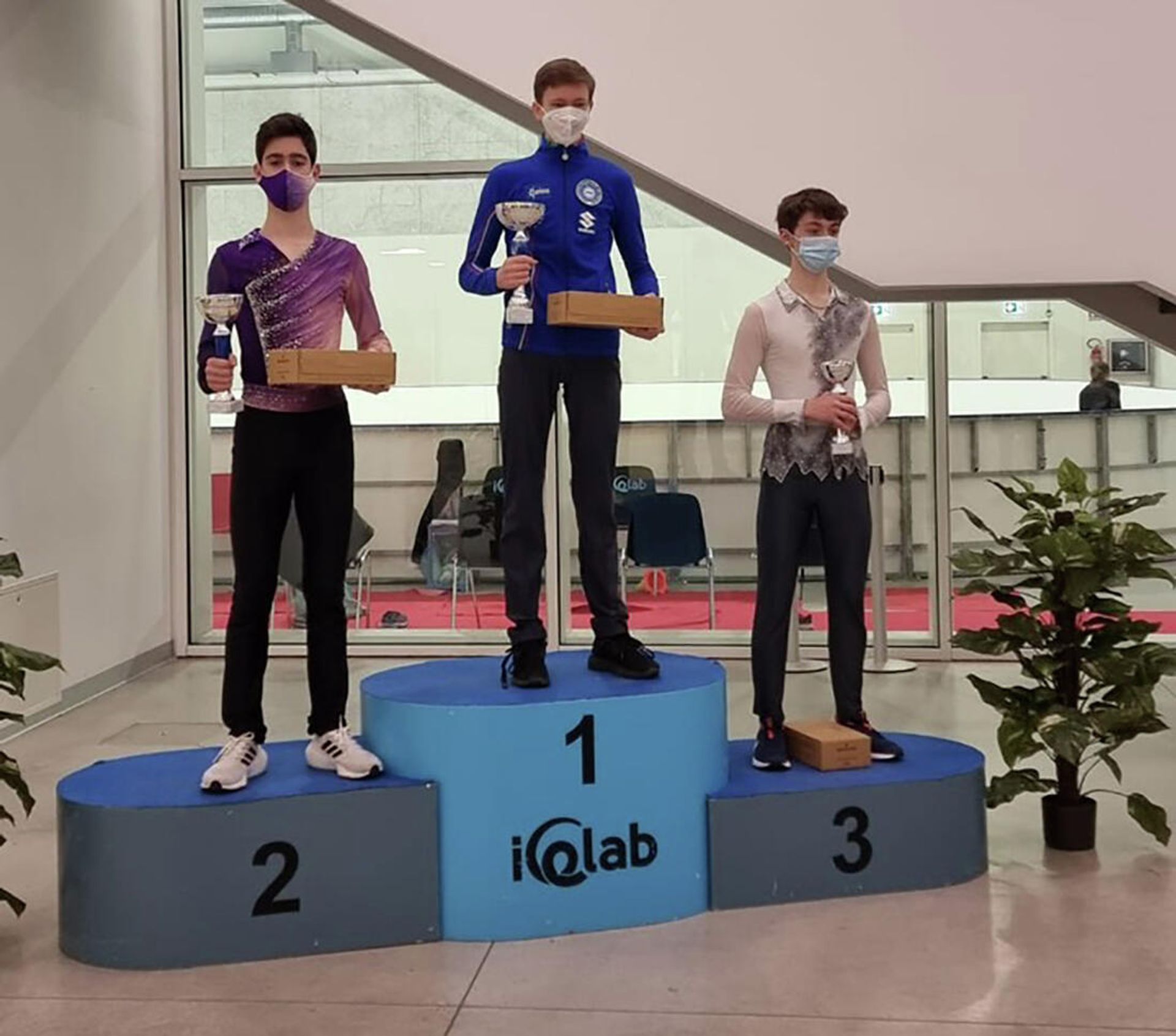 Серебряный призер соревнований по фигурному катанию Icelab International Cup Bergamo, в разряде Junior Men Семён Данильянц (слева) во время награждения - Sputnik Արմենիա, 1920, 15.01.2022