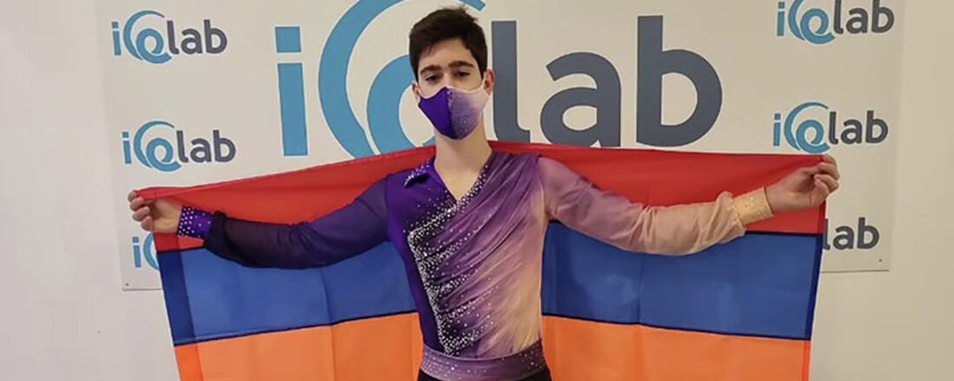 Серебряный призер соревнований по фигурному катанию Icelab International Cup Bergamo, в разряде Junior Men Семён Данильянц с армянским флагом - Sputnik Армения, 1920, 15.01.2022