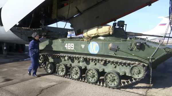 Российские миротворцы из состава сил ОДКБ грузят военную технику в самолеты Ил-76 и Ан-124 перед вылетом из Алма-Аты - Sputnik Արմենիա