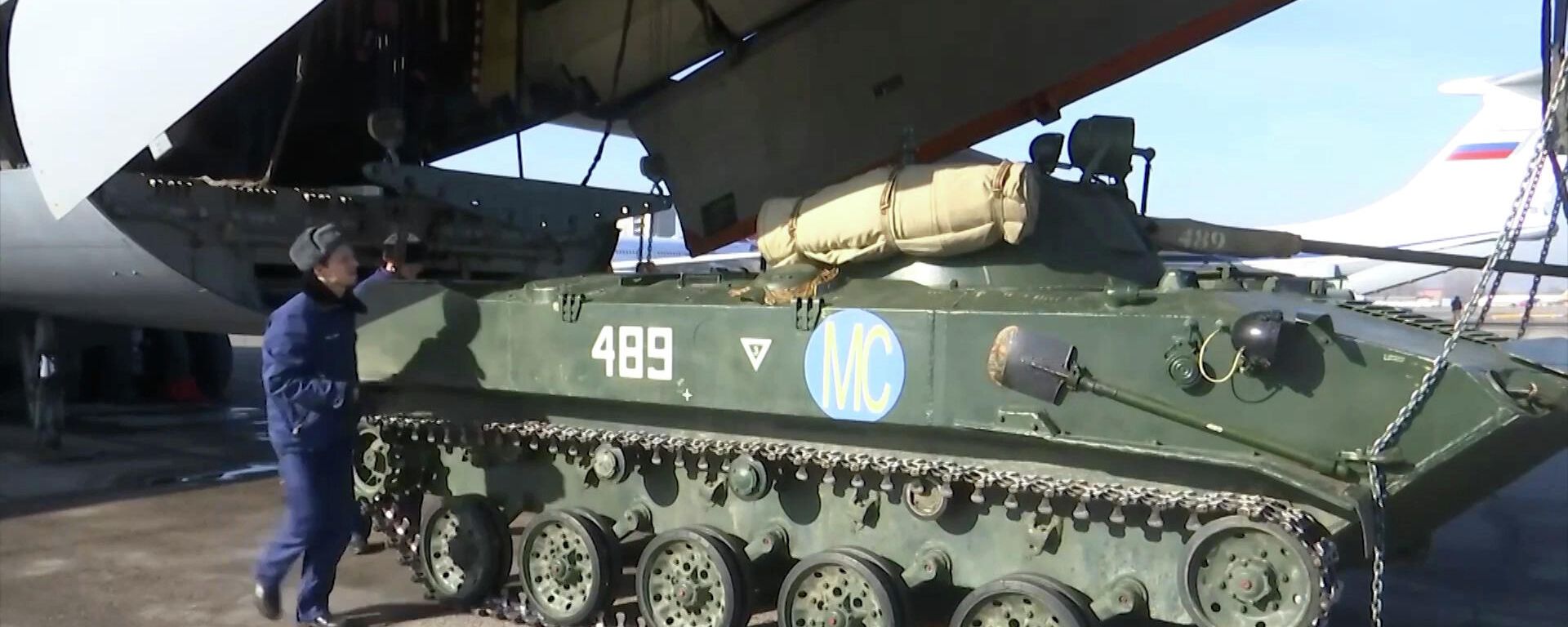 Российские миротворцы из состава сил ОДКБ грузят военную технику в самолеты Ил-76 и Ан-124 перед вылетом из Алма-Аты - Sputnik Արմենիա, 1920, 15.01.2022