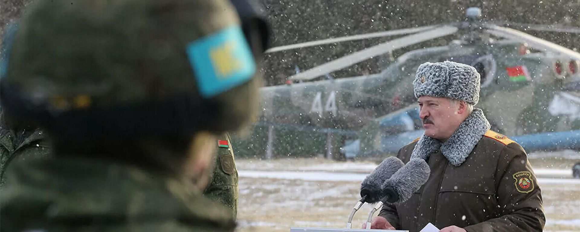 Президент Беларуси Александр Лукашенко встречает  белорусских миротворцев на аэродроме в Мачулищах (15 января 2022). Республика Беларусь - Sputnik Армения, 1920, 15.01.2022