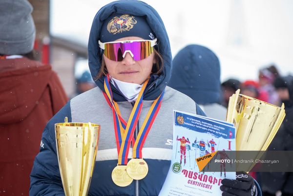 Золотые медали и кубок победительницы чемпионата Армении по лыжным гонкам у Кати Галстян - Sputnik Армения