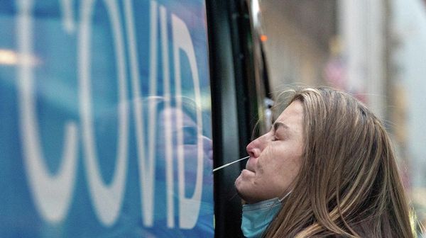 Женщина у баннера с надписью Covid на Манхэттене - Sputnik Армения