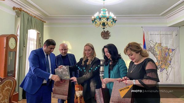 Мэр Гюмри Вардгес Самсонян (слева) на встрече с членами Российской международной ассоциации деловых женщин (18 января 2022). Гюмри - Sputnik Армения