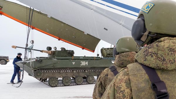 Встреча российских миротворцев ОДКБ на аэродроме Иваново-Северный - Sputnik Армения