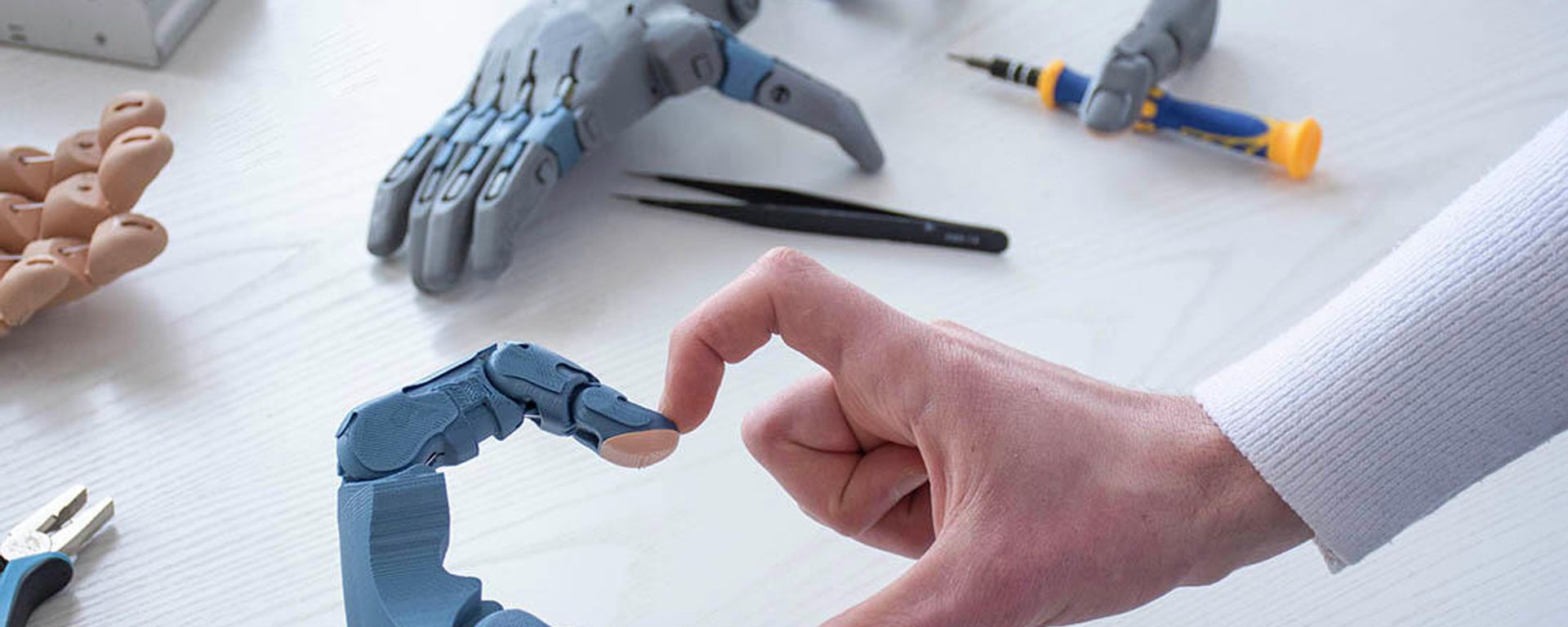 Прототипы протезов рук стартапа ArmBionics - Sputnik Армения, 1920, 25.01.2022