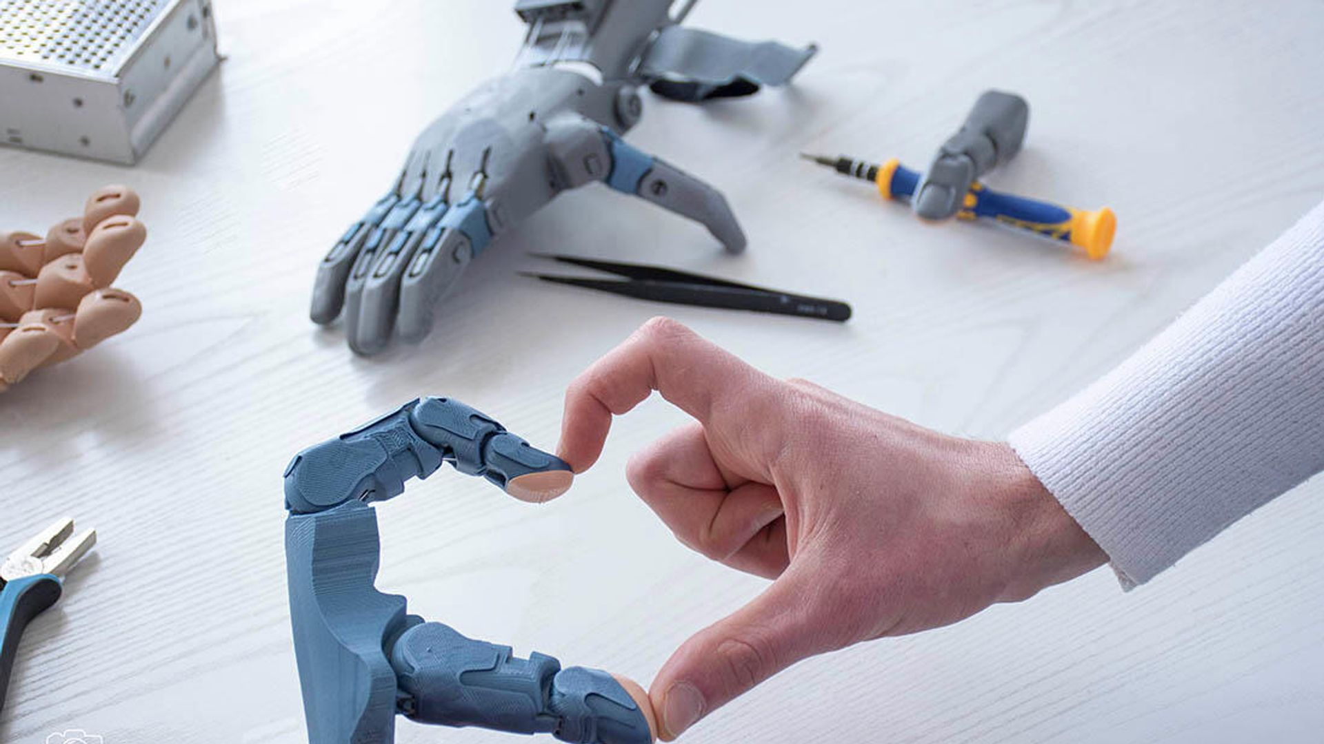 Прототипы протезов рук стартапа ArmBionics Прототипы протезов рук стартапа ArmBionics - Sputnik Армения, 1920, 25.01.2022