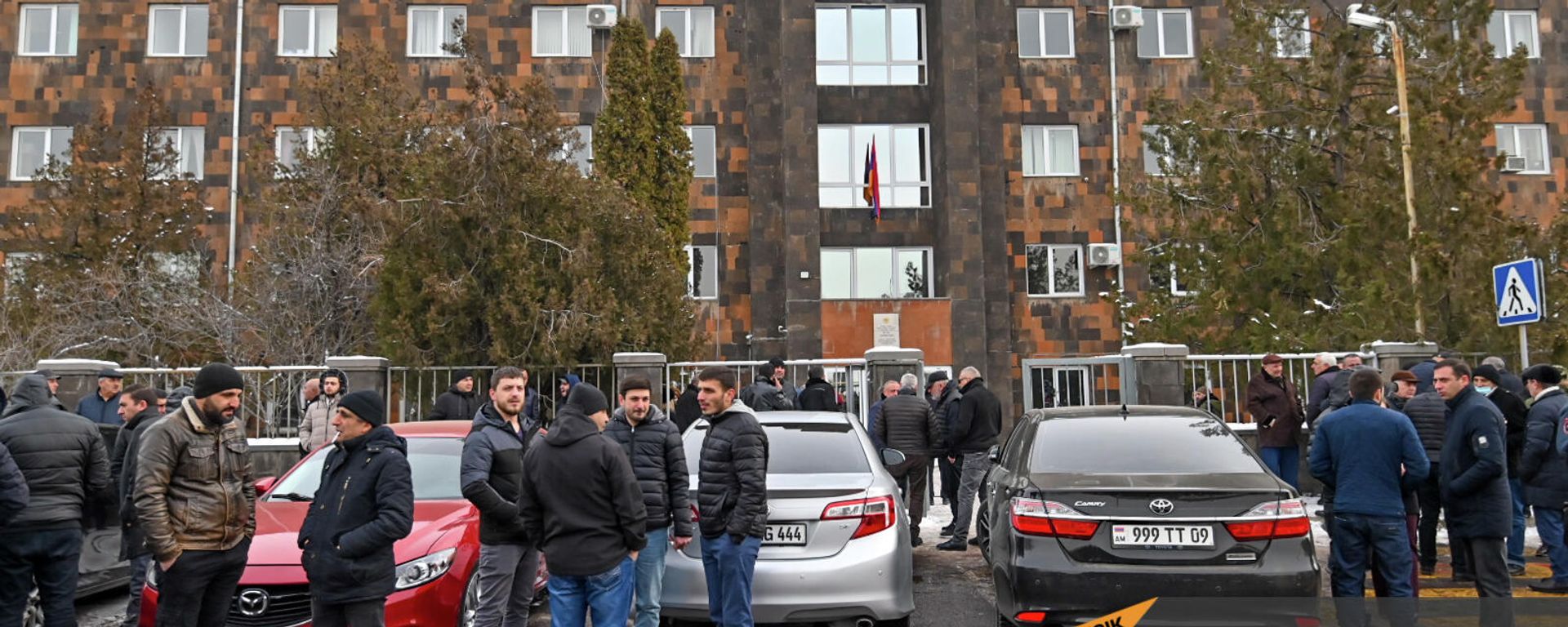 Люди в ожидании суда над Давидом Тонояном (19 января 2022). Еревaн - Sputnik Армения, 1920, 20.01.2022