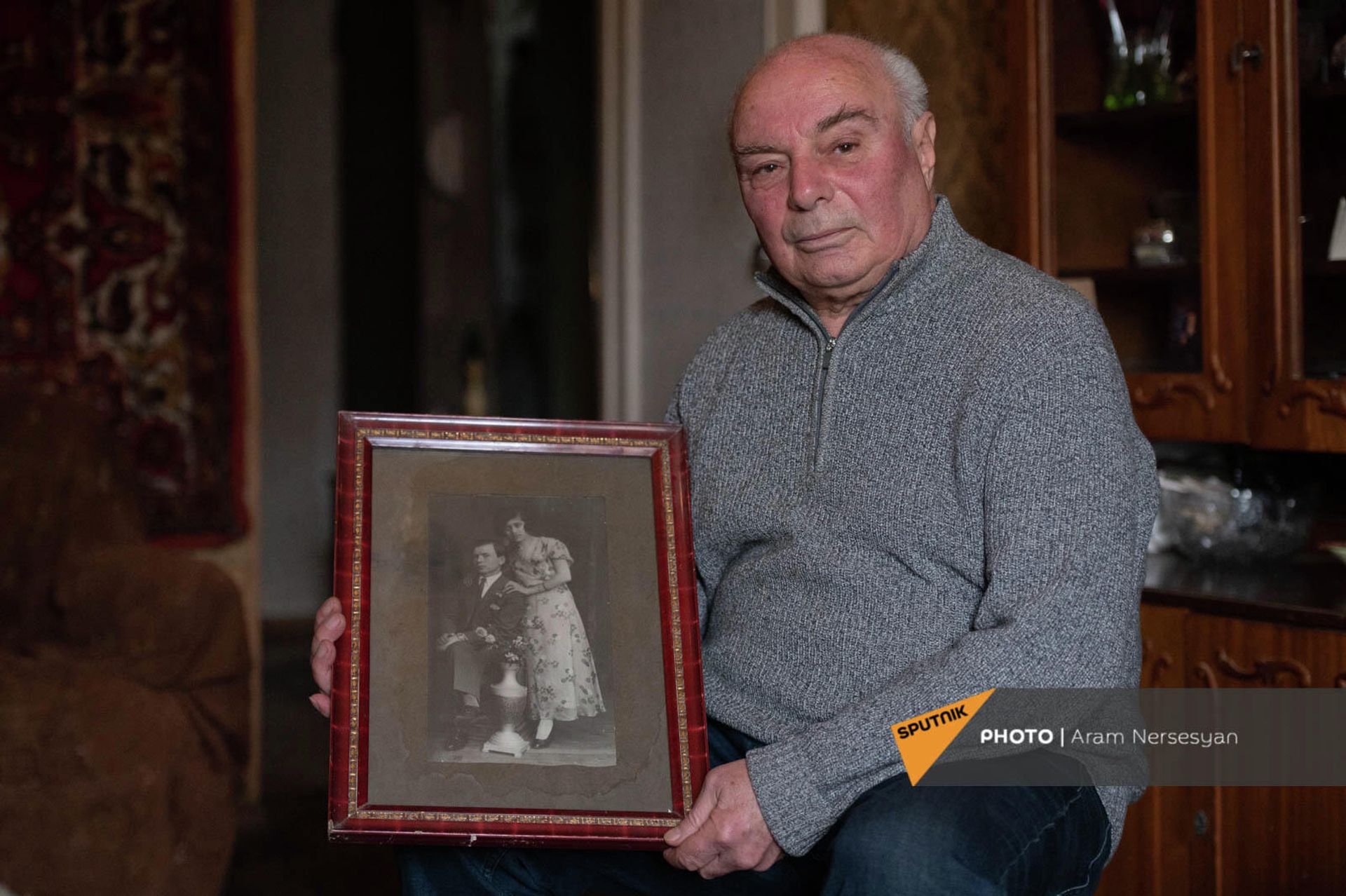 Ваче Затикян с фотографией своих родителей Ваче Затикян с фотографией своих родителей - Sputnik Армения, 1920, 21.01.2022