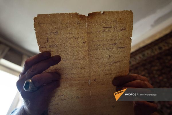 Рукописные мемуары Григора Затикяна в руках сына Ваче. Его синий чемоданчик хранит бесценное и незабытое прошлое. - Sputnik Армения