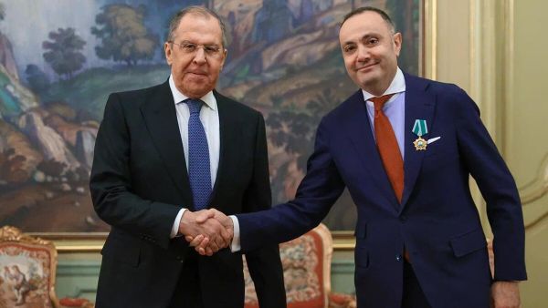 Министр иностранных дел России Сергей Лавров вручил послу Армении Вардану Тоганяну орден Дружбы (19 января 2022). Москвa - Sputnik Армения