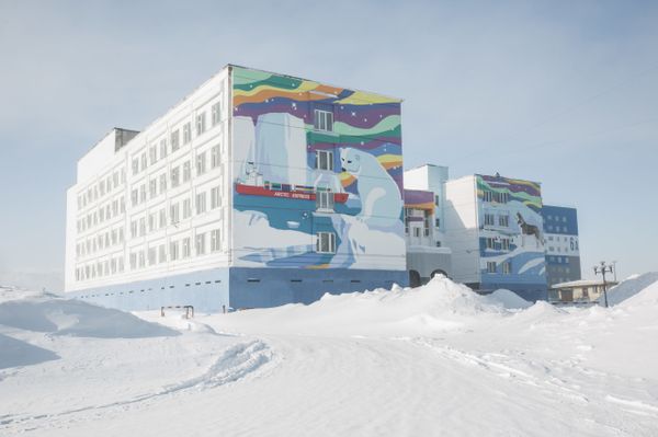Дом в Норильске окрашен в яркие цвета, чтобы людям было комфортнее в полярную ночь. Фотограф Yulia Nevskaya - Sputnik Армения