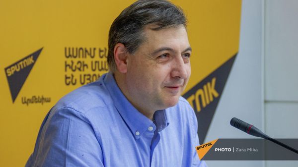  Худрук Ереванского русского драмтеатра Карен Нерсисян на пресс-конференции в мультимедийном пресс-центре Sputnik (21 января 2022). Еревaн - Sputnik Армения