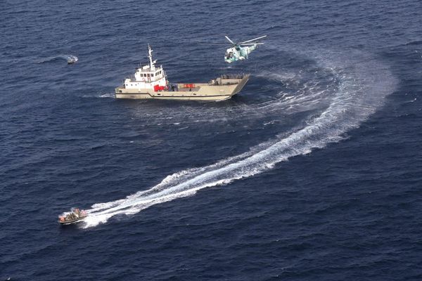 Военный корабль и вертолет во время совместных учений России,  Ирана и Китая CHIRU-2022. - Sputnik Армения