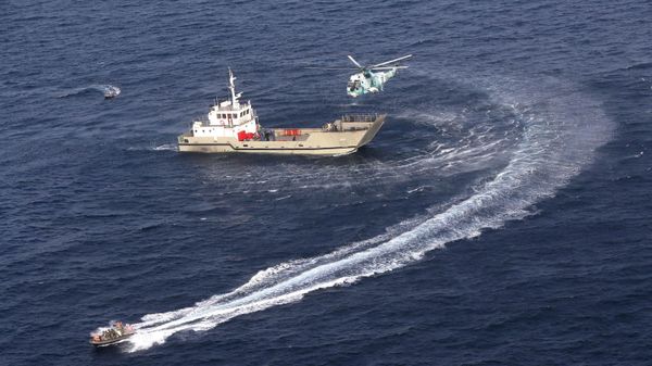 Военный корабль и вертолет во время совместных военно-морских учениях ВМС Ирана, Китая и России в северной части Индийского океана - Sputnik Армения