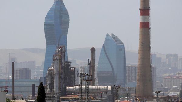 Бакинский нефтеперерабатывающий завод имени Гейдара Алиева виден на фоне небоскреба Socar Tower в Баку - Sputnik Армения