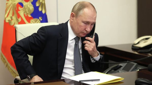 Президент России Владимир Путин общается по телефону (15 декабря 2021). Ново-Огарево - Sputnik Армения