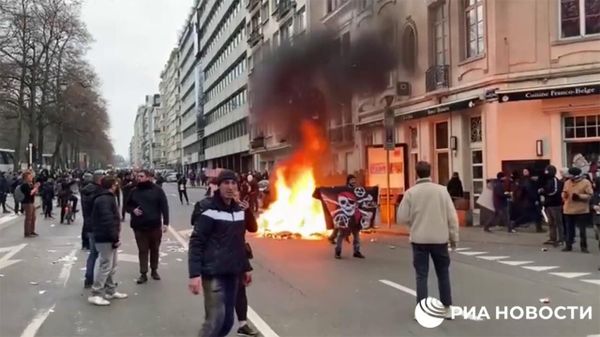 Сотни протестующих против санитарно-карантинных мер в центре Брюсселя - Sputnik Армения