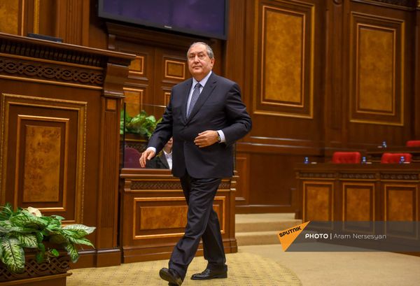 Նորընտիր նախագահ Արմեն Սարգսյանը մոտենում է Ազգային ժողովի ամբիոնին - Sputnik Արմենիա