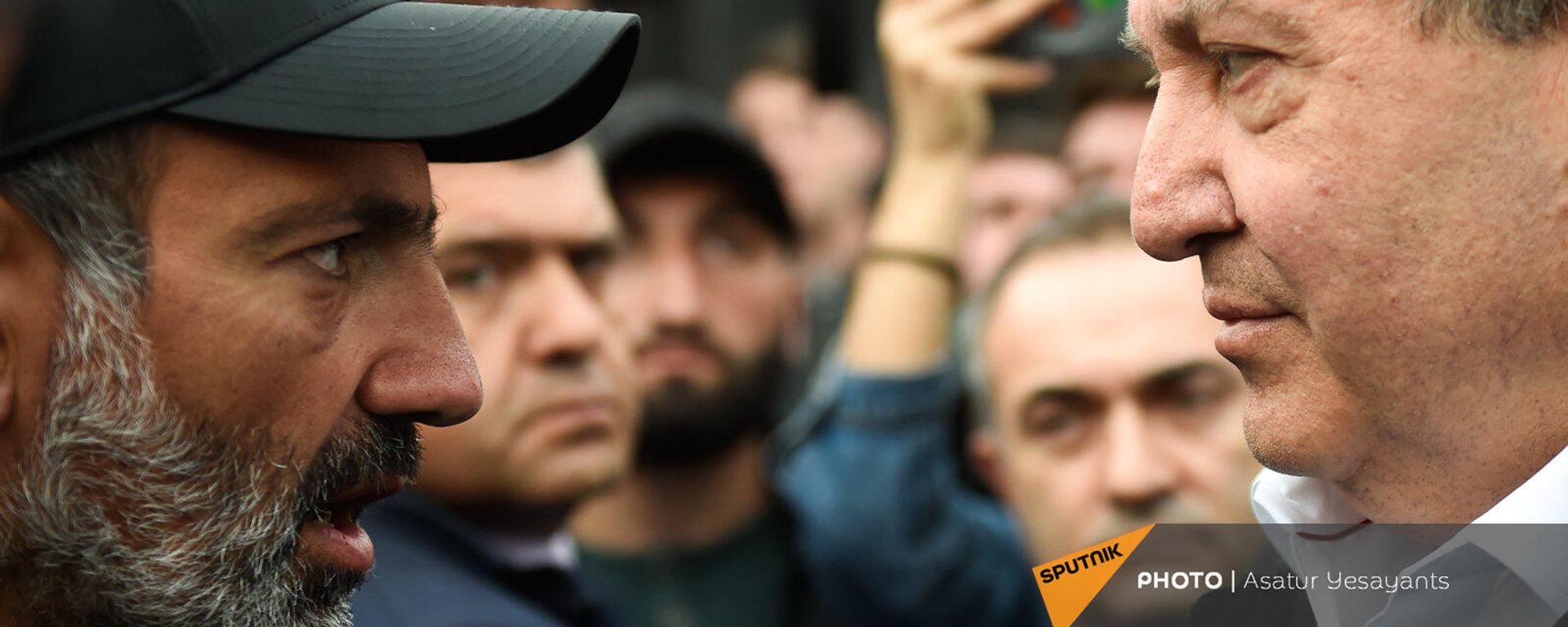 Встреча Президента РА Армена Саркисяна и лидера оппозиционной фракции Елк Никола Пашиняна на площади Республики (21 апреля 2018). Ереван - Sputnik Армения, 1920, 01.03.2021