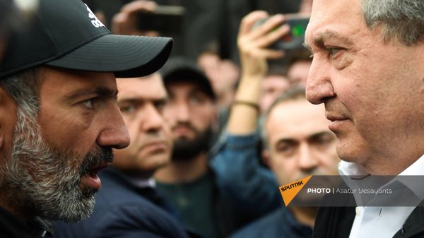 Встреча Президента РА Армена Саркисяна и лидера оппозиционной фракции Елк Никола Пашиняна на площади Республики (21 апреля 2018). Ереван - Sputnik Армения
