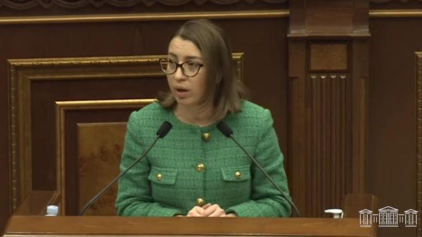 Кандидат в омбудсмены Армении Кристине Григорян на заседании парламента (24 января 2022). Еревaн - Sputnik Армения