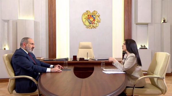 Премьер-министр Никол Пашинян во время интервью в прямом эфире (24 января 2022). Еревaн - Sputnik Армения