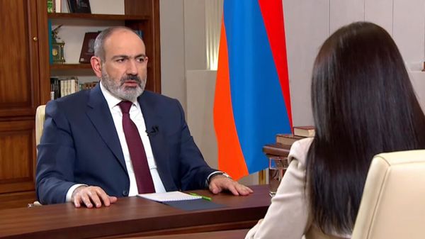 Премьер-министр Никол Пашинян во время интервью в прямом эфире (24 января 2022). Еревaн - Sputnik Армения