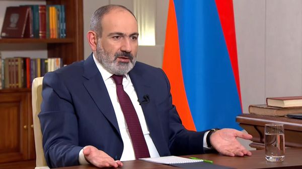 Премьер-министр Никол Пашинян во время интервью в прямом эфире (24 января 2022). Еревaн - Sputnik Армения