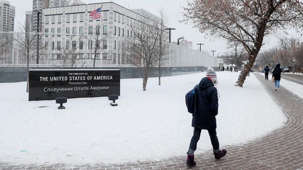 Люди проходят мимо посольства США в Украине (24 января 2022). Киев - Sputnik Армения