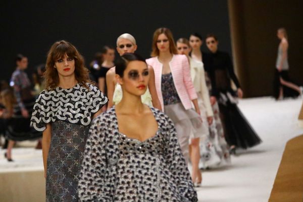 Модели во время презентации коллекции дизайнера Virginie Viard для дома Chanel на показе Высокой моды Весна/Лето 2022 в Париже. - Sputnik Армения