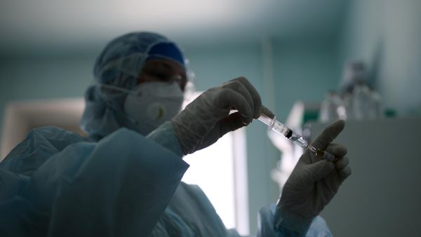Медицинский работник со шприцем в руке - Sputnik Армения