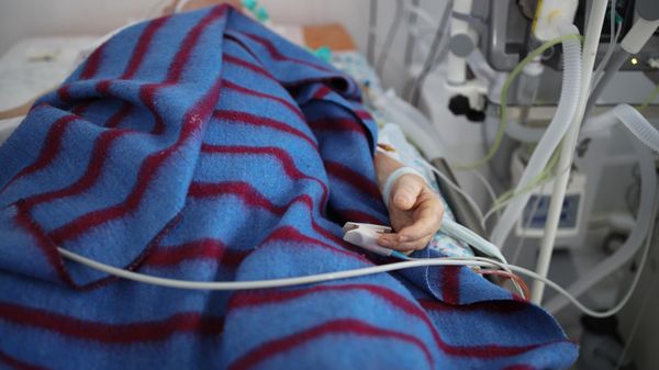 Пациент с COVID-19 в реанимационном отделении  - Sputnik Армения