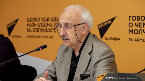 Սուրեն Բաղդասարյանն ասուլիսի ժամանակ - Sputnik Արմենիա