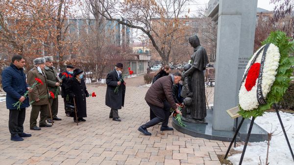 Ветераны Великой Отечественной войны и блокадники приняли участие в возложении цветов к памятнику Детям блокадного Ленинграда. - Sputnik Армения