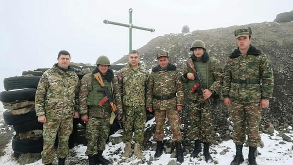 Лидер фракции Честь имею Артур Ванецян с военнослужащими - Sputnik Արմենիա