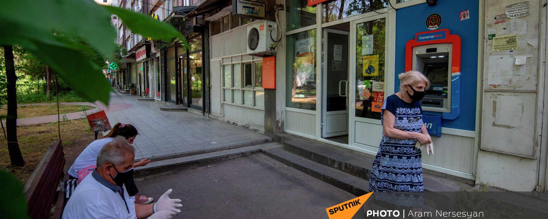 Посетители у одного из филиалов Айпост - Sputnik Արմենիա, 1920, 22.07.2020