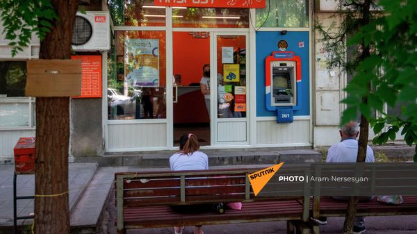 Посетители у одного из филиалов Айпост - Sputnik Армения