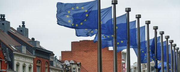 Флаги с символикой Евросоюза у здания Еврокомиссии в Брюсселе. Флаги с символикой Евросоюза у здания Еврокомиссии в Брюсселе. - Sputnik Армения